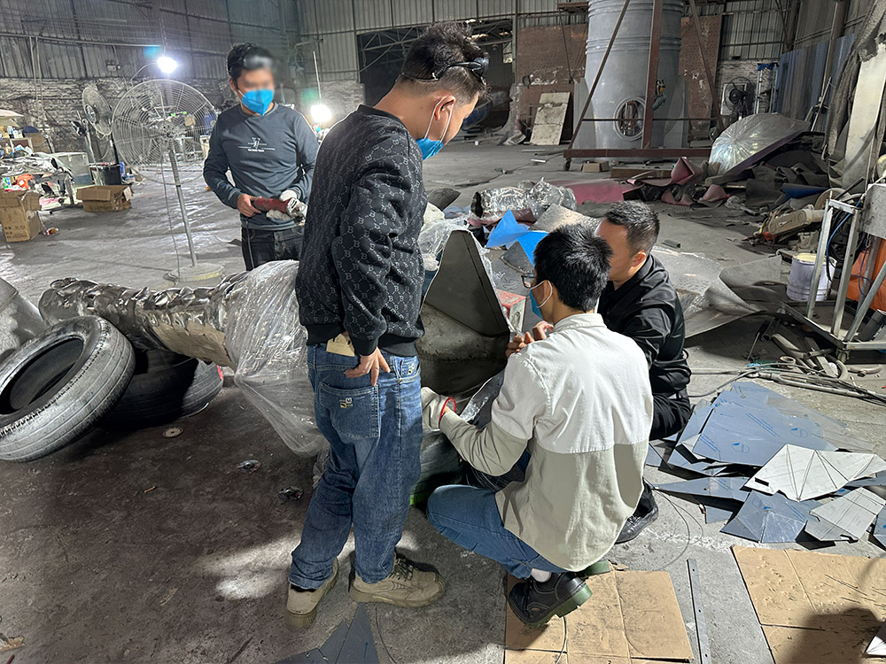 不锈钢雕塑车间.jpg